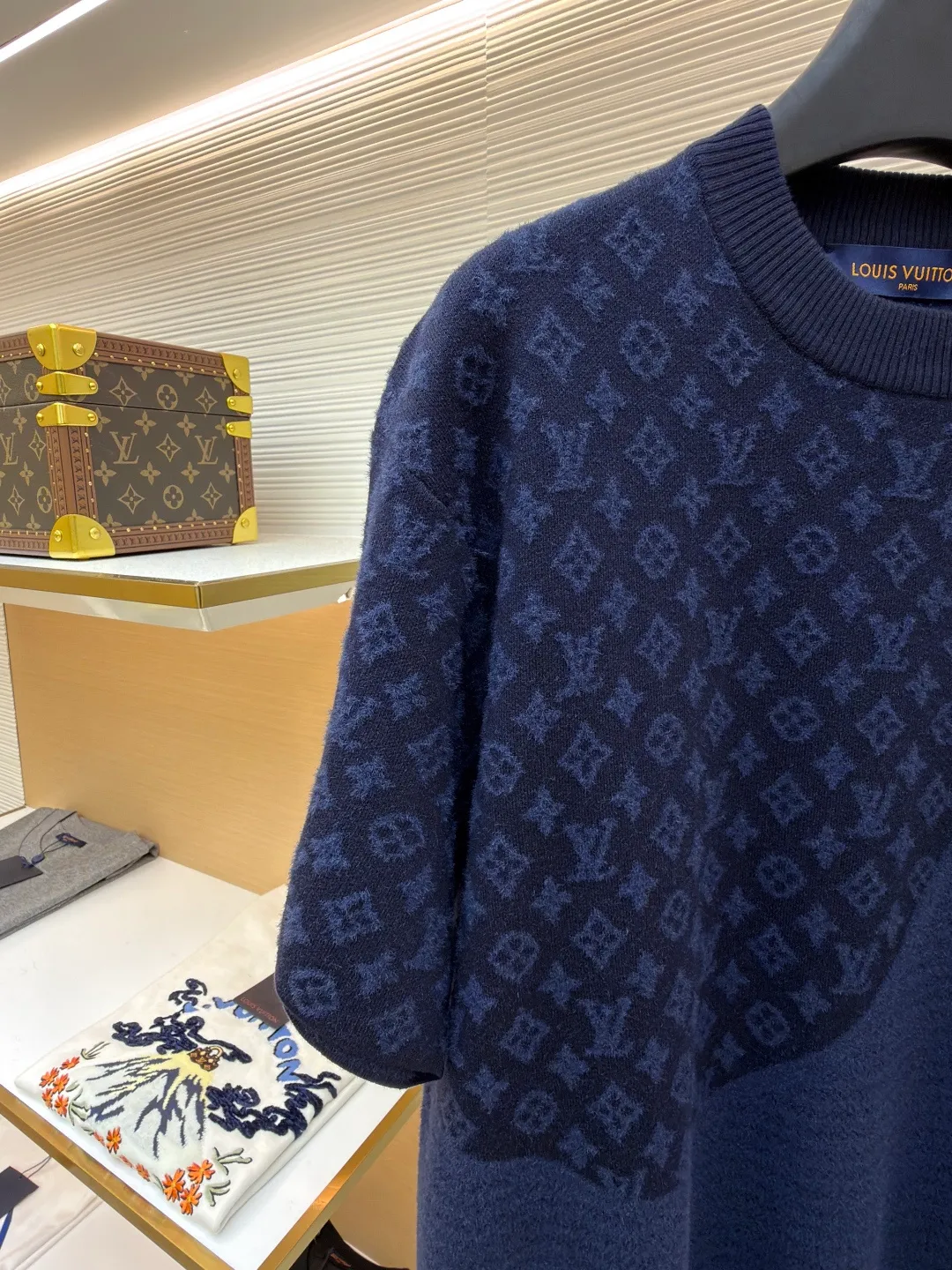 LOUIS VUITTON spliced jacquard knitted short-sleeve ●Original version: purchased and developed by 17276 ●Item number: 1681333-B10 ●Fabric: knitted fabric ●Technology: jacquard production ●Color: navy ●Version: fitted version ●Weight: about 470 grams ●Size: S-M-L-XL ●Description: This short-sleeved knitted crewneck combines Monogram Elements and velvety smooth horizontal stripes echo the flocked items from the 2025 spring and summer fashion show with their delicate texture. Pair it with matching shorts for a casual look, adding flexibility to brave adventurers this season. The overall wiring is straight and delicate, the fabric is comfortable and soft, and the color is consistent without color difference. It can be matched with the same style to create a fashionable look and control various occasions. Customized accessories, complete with three standards, same style for men and women!